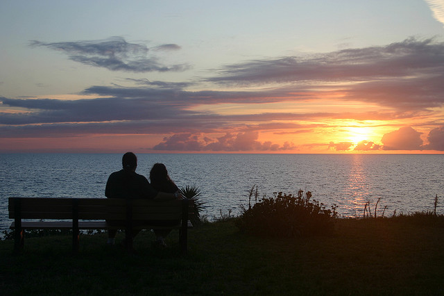 couple-regardant-le-coucher-de-soleil-photo-par-neilschelly