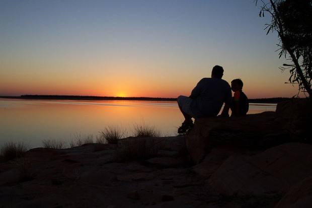 pere et fils admirant le coucher de soleil choses,gens,vie,conseils,temps,ans,monde,première,parfois,jeune,jeune génération